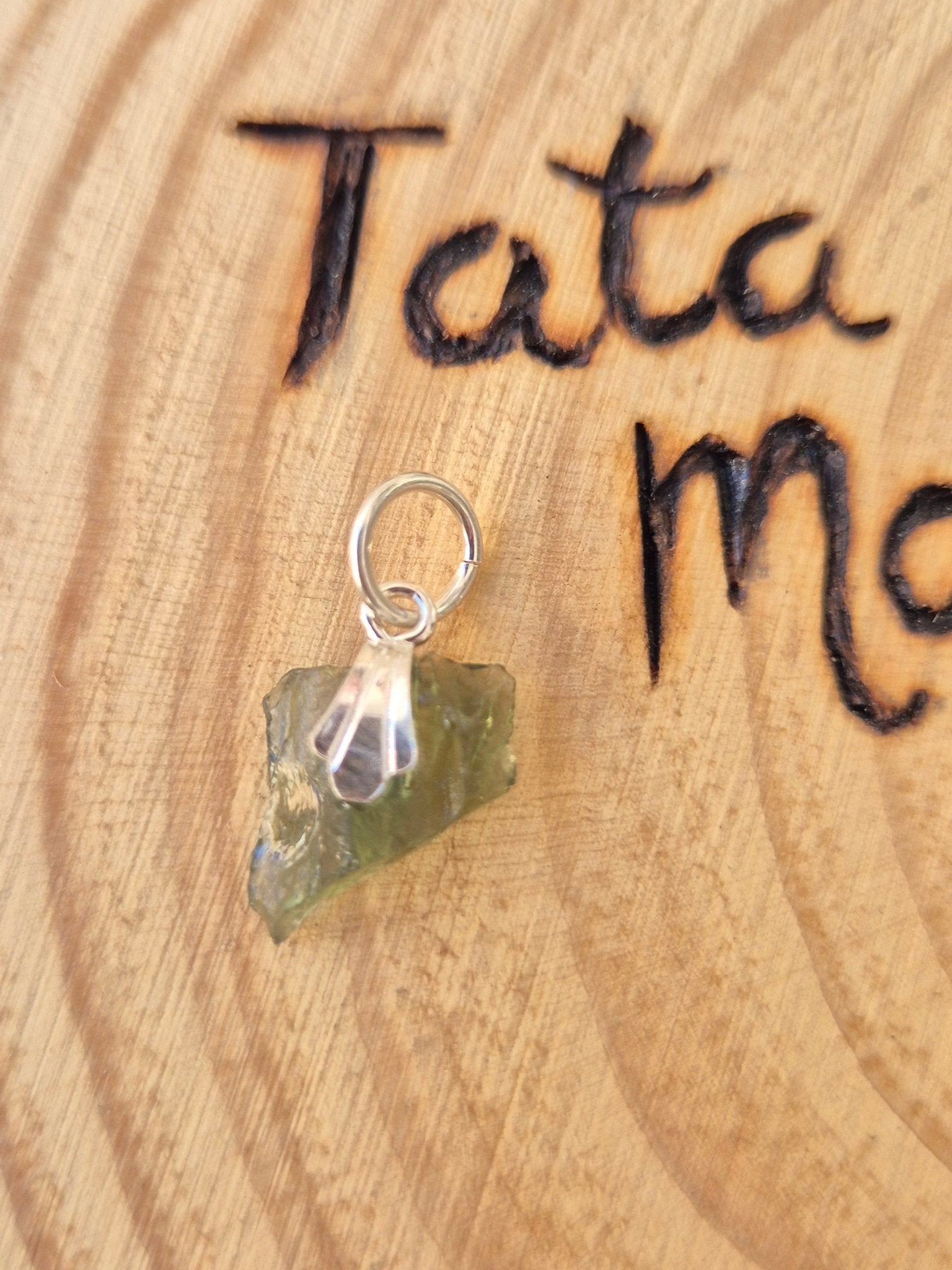 Moldavita - Piedra de Transformación y Conexión Cósmica con enganche de plata Tienda esotérica Málaga - La Tienda de Tata Magic: tienda Esotérica en Málaga